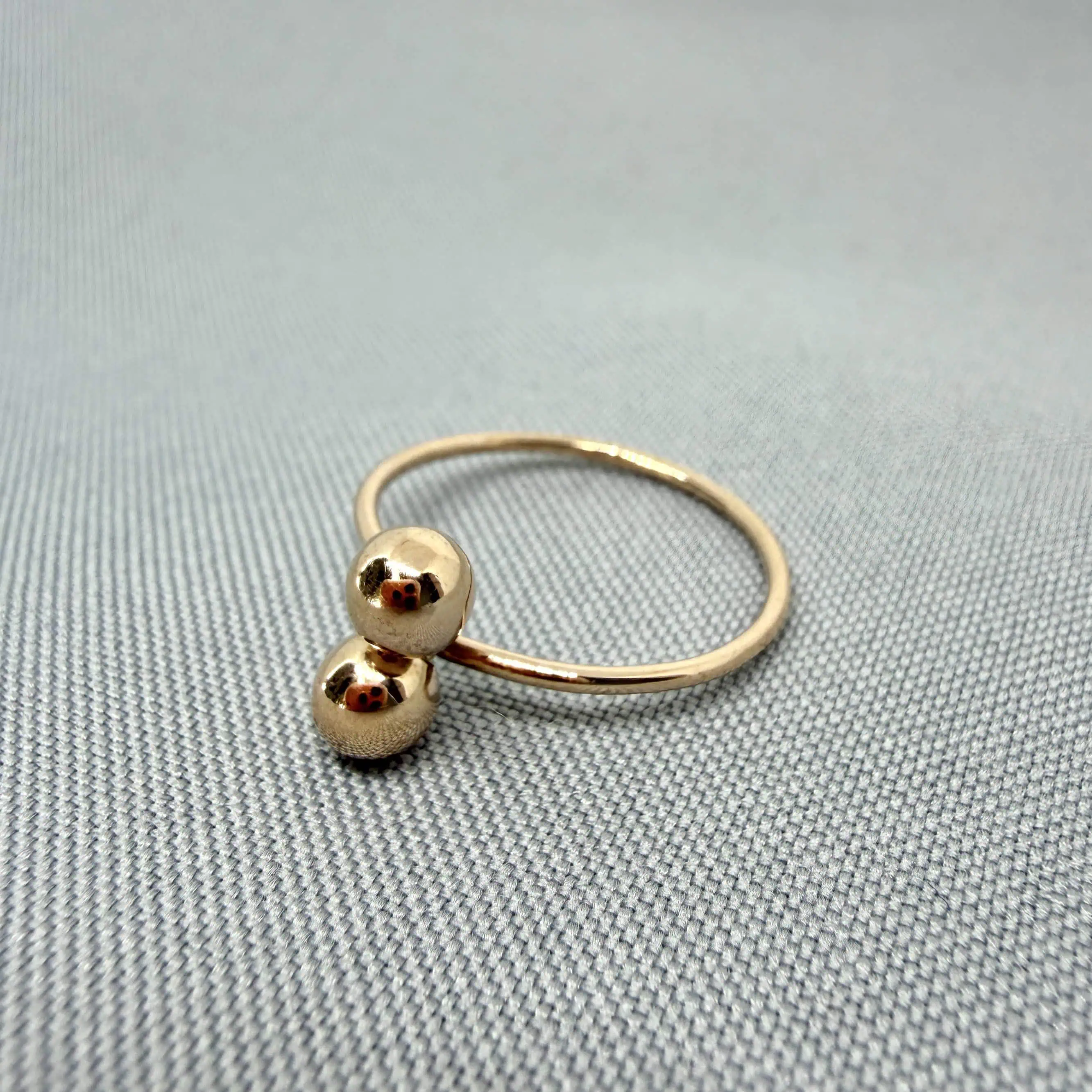 Золота каблучка "Цілунок" фото