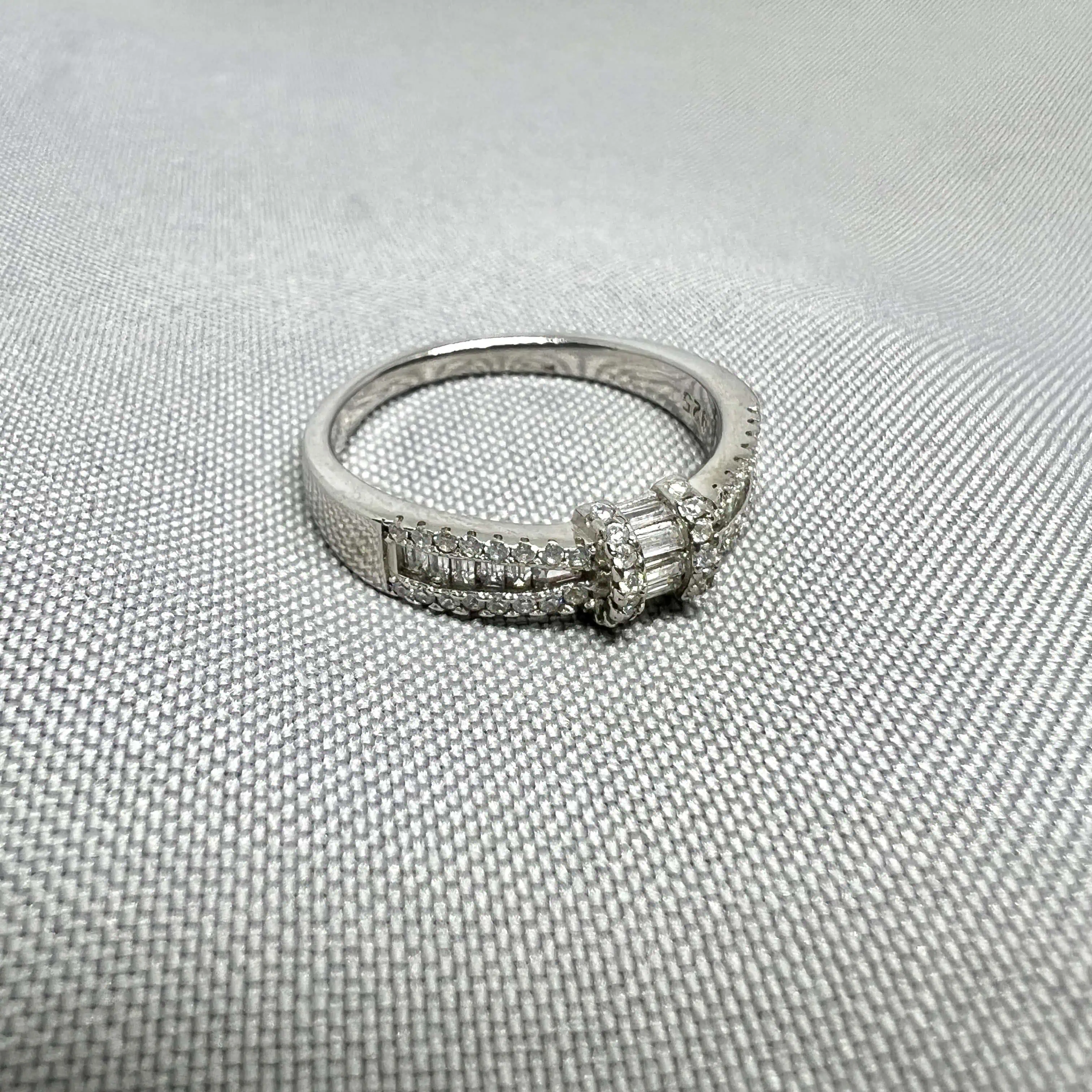 Срібна каблучка "Діамантова стежка" фото