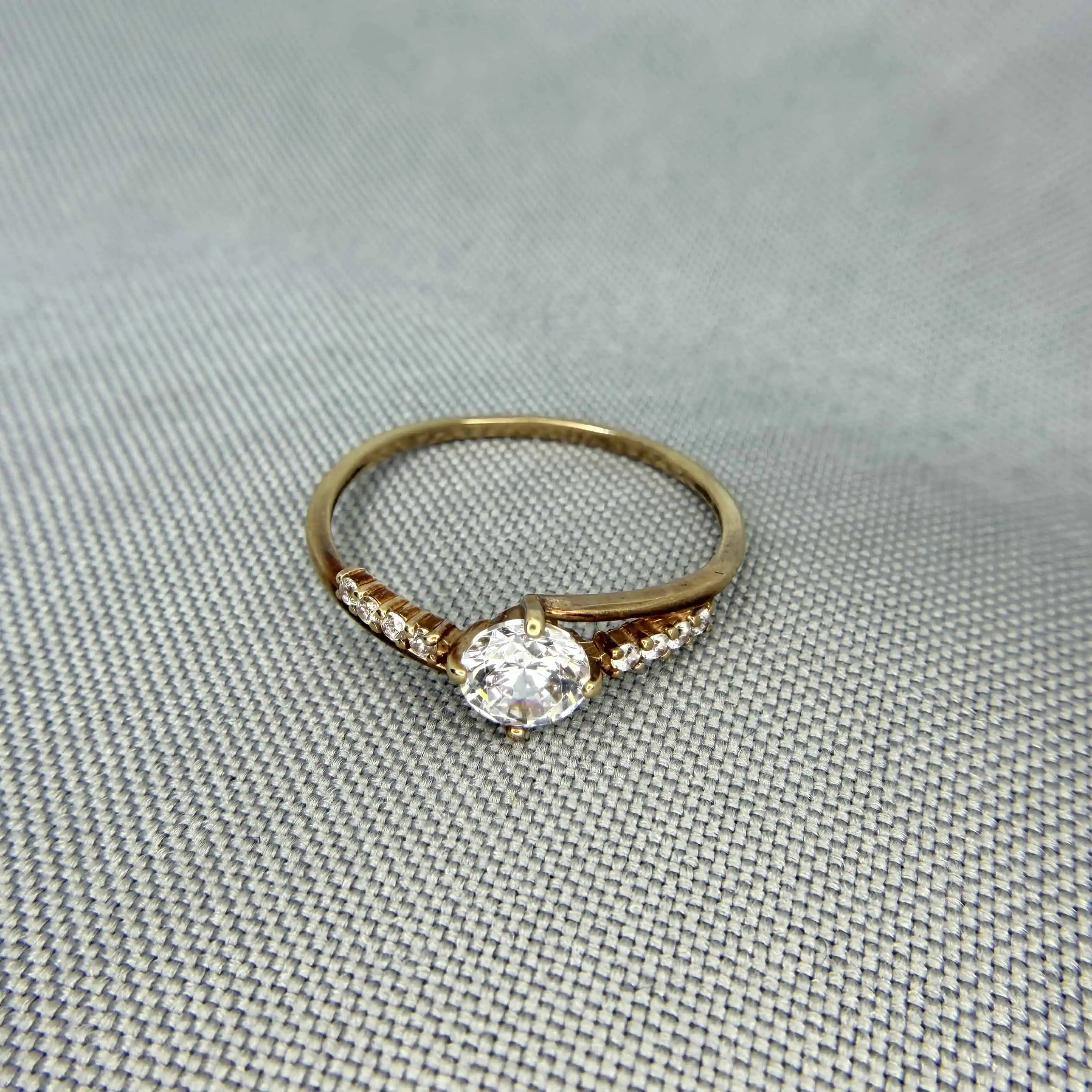 Золота каблучка "Ніжна та сяйлива" фото