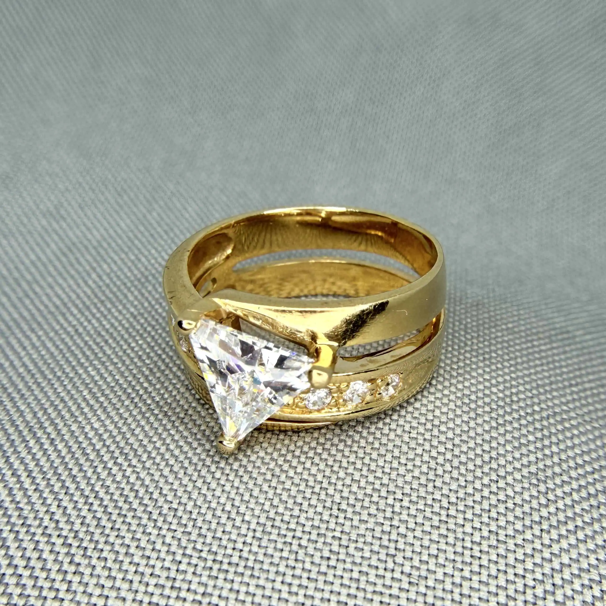 Золота каблучка "Бунтівна Красуня" фото