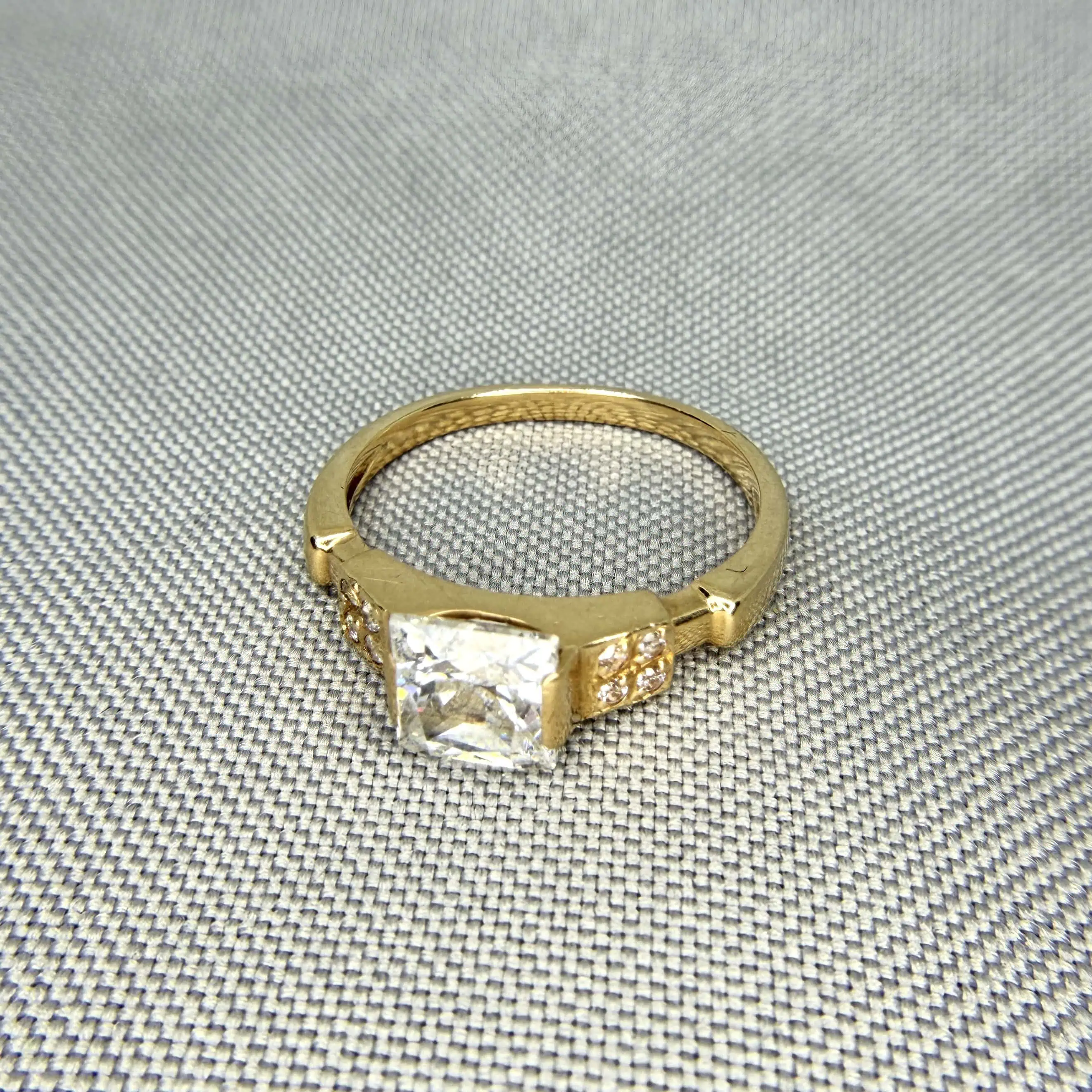 Золота каблучка " Куб" фото