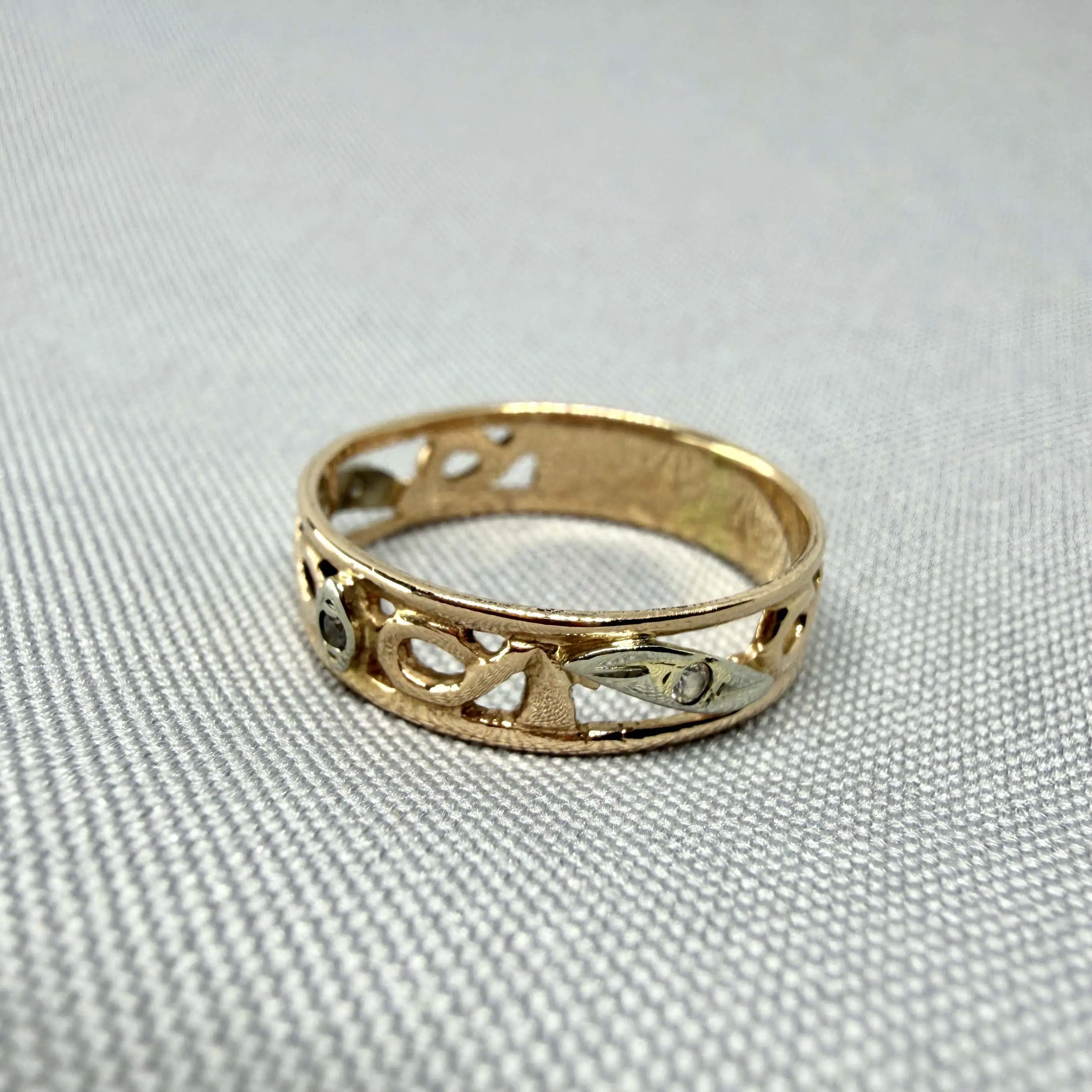 Золота каблучка "Візерунки" фото