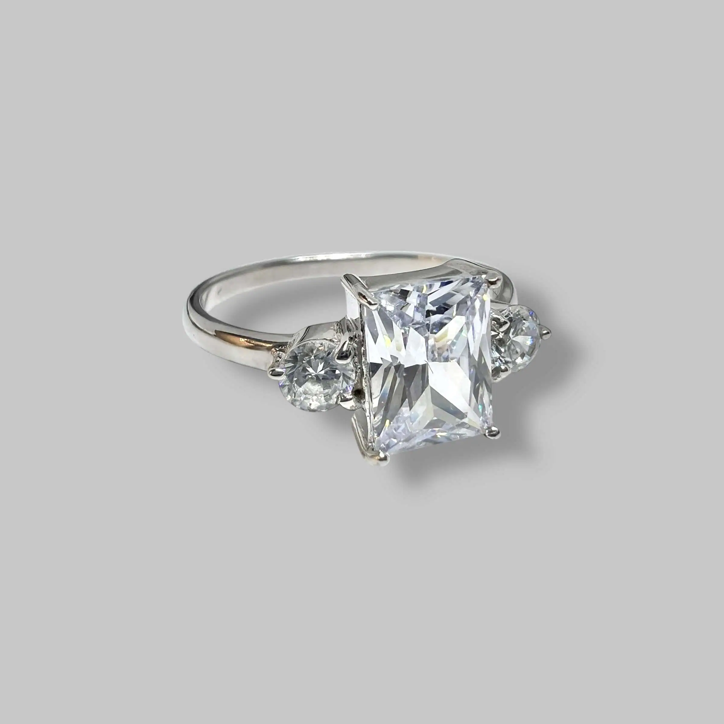 Срібна каблучка "Холодний блиск" фото