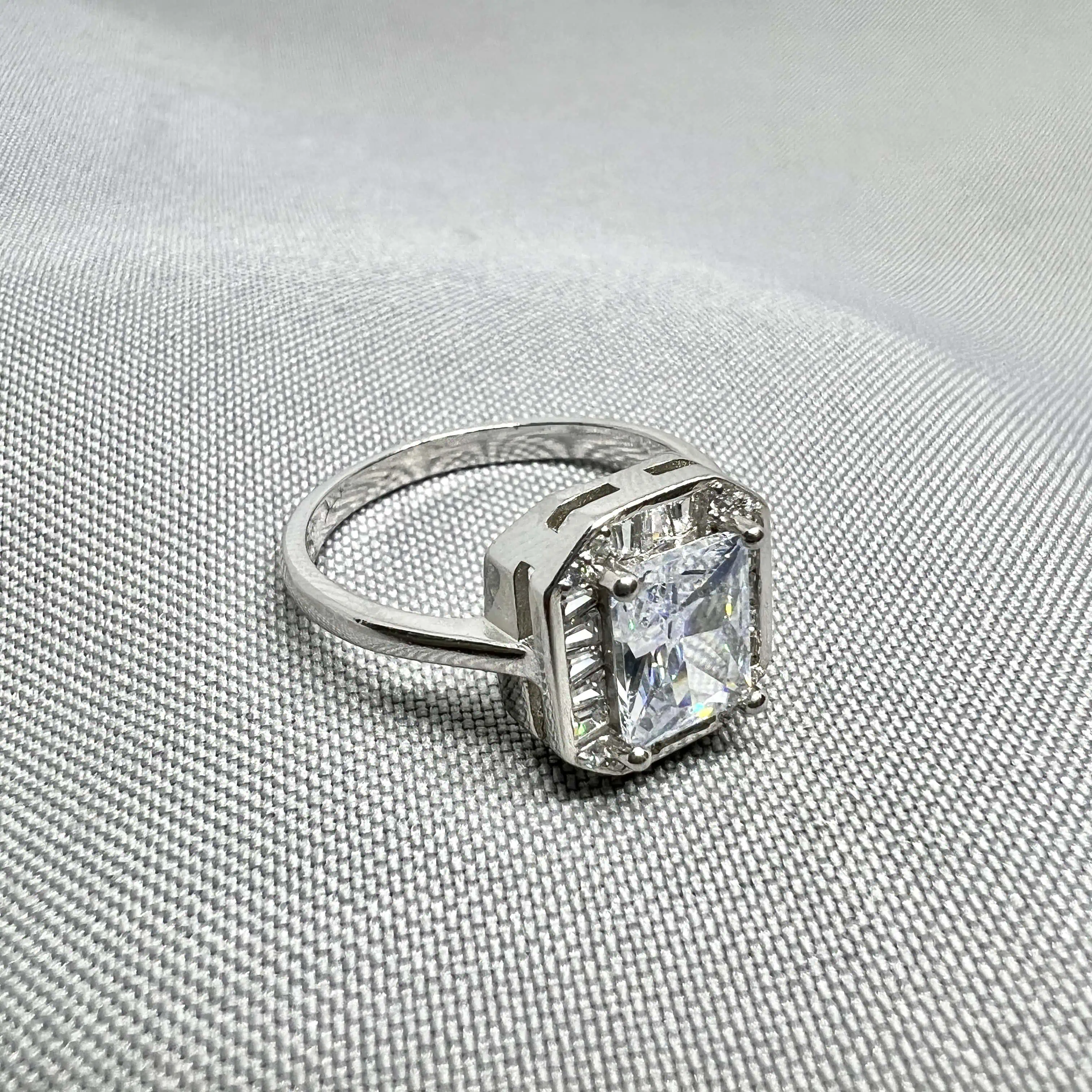 Срібна каблучка "Крижана велич" фото