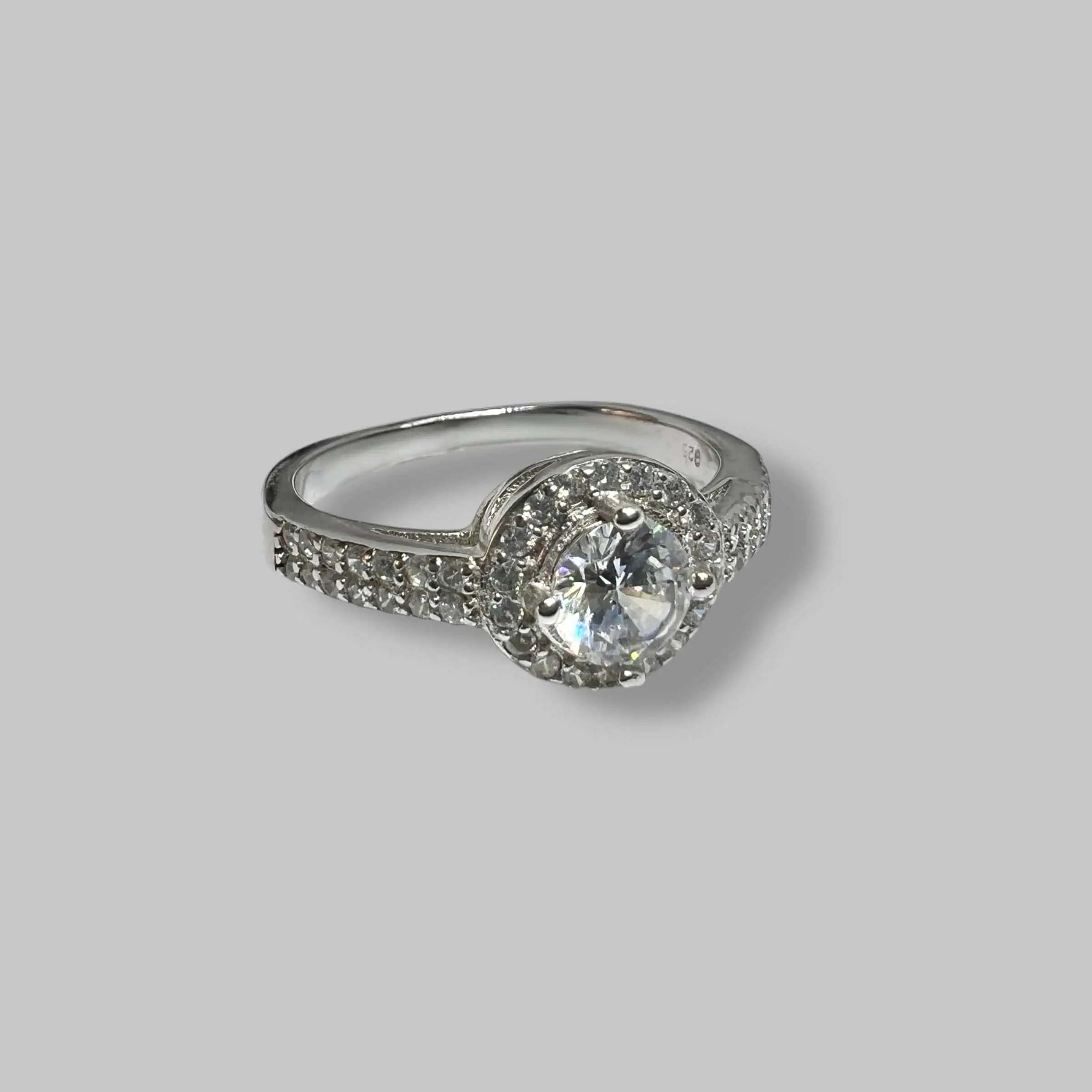 Срібна каблучка "Сяючий оберіг" фото