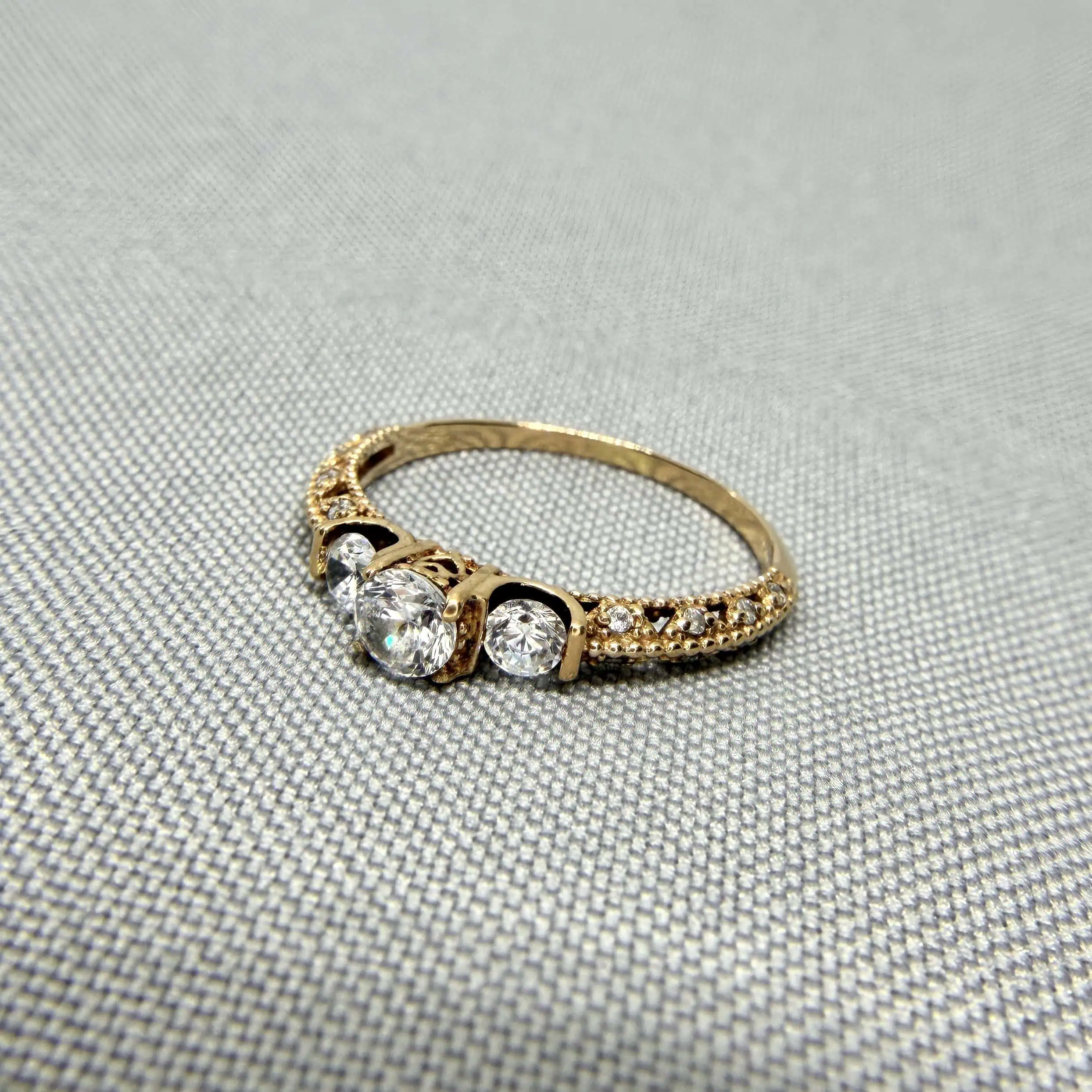 Золота каблучка "Ажур" фото